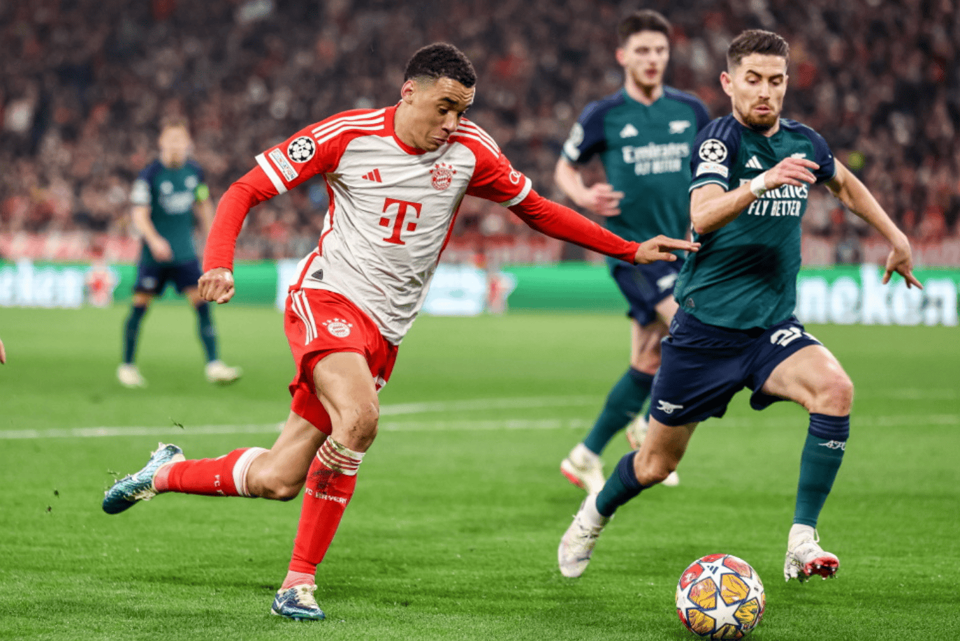 曼联前锋齐尔克泽面临转会，俱乐部对其持开放态度，但仍在培养塞斯科，寻求锋线补充，转会市场激烈争夺中。