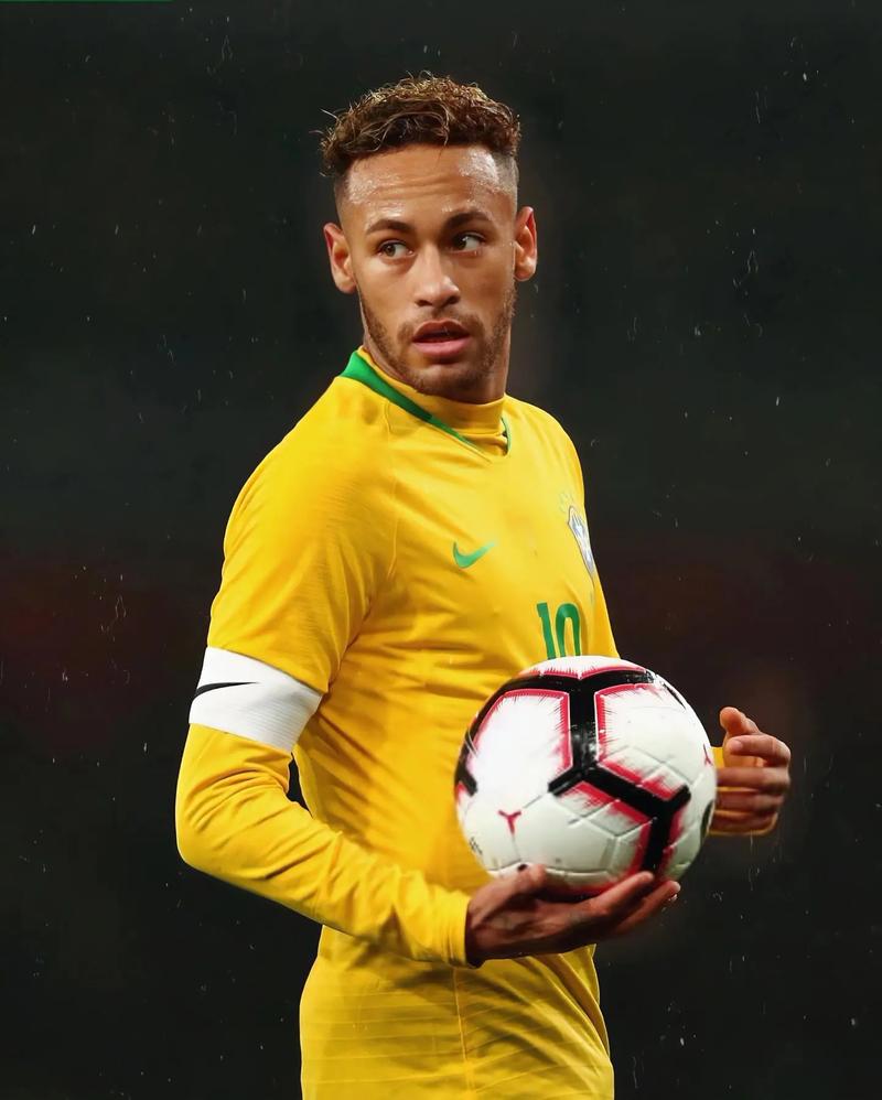 记者：恩德里克1月租借去里昂，正筹备搬家但皇马告知先等等