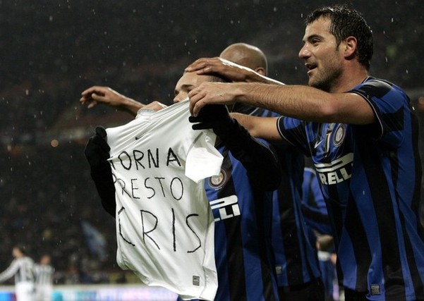 首圈，维斯塔潘起步良好抢到首位，皮亚斯特里挤进内线并过掉诺里斯上至第2，诺里斯第3。