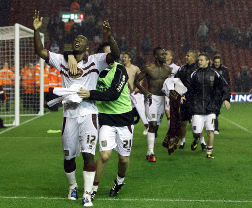 37岁库里太疯狂！刷新NBA过去79年三分纪录，勇士却吞三连败