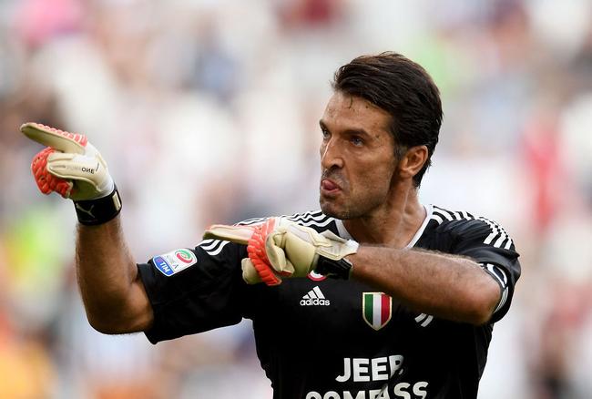 致敬，王刚庆祝足协杯冠军时背后写着：献给我们的主帅塞蒂恩